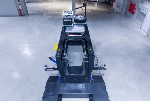 Main gooseneck cylinders with load holding valves