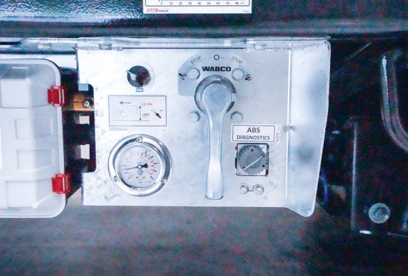 Air ride system with lifting and lowering valve